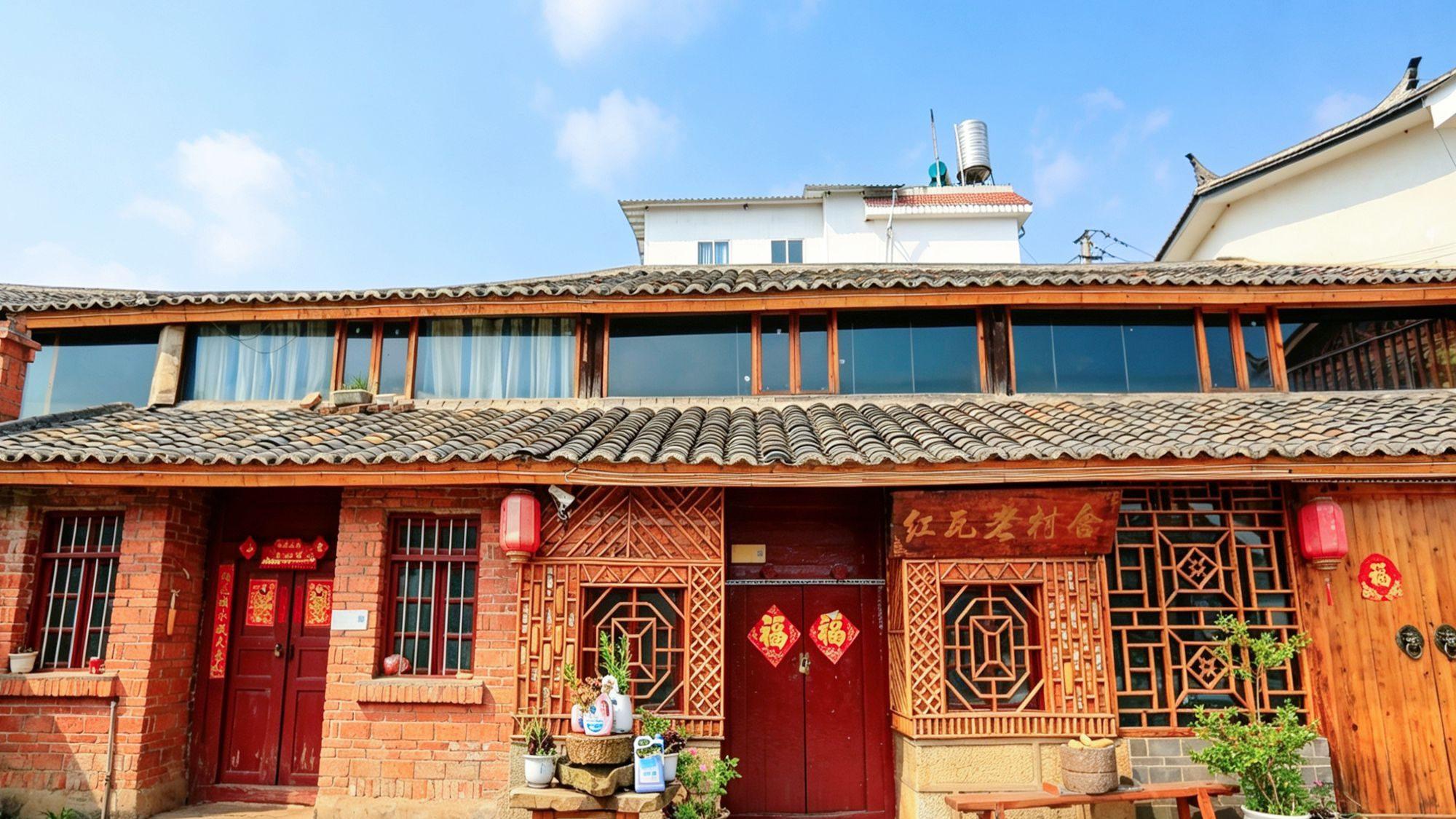 云南曲靖红瓦房，藏在滇东的红瓦诗意，看旧村落到网红地的蜕变