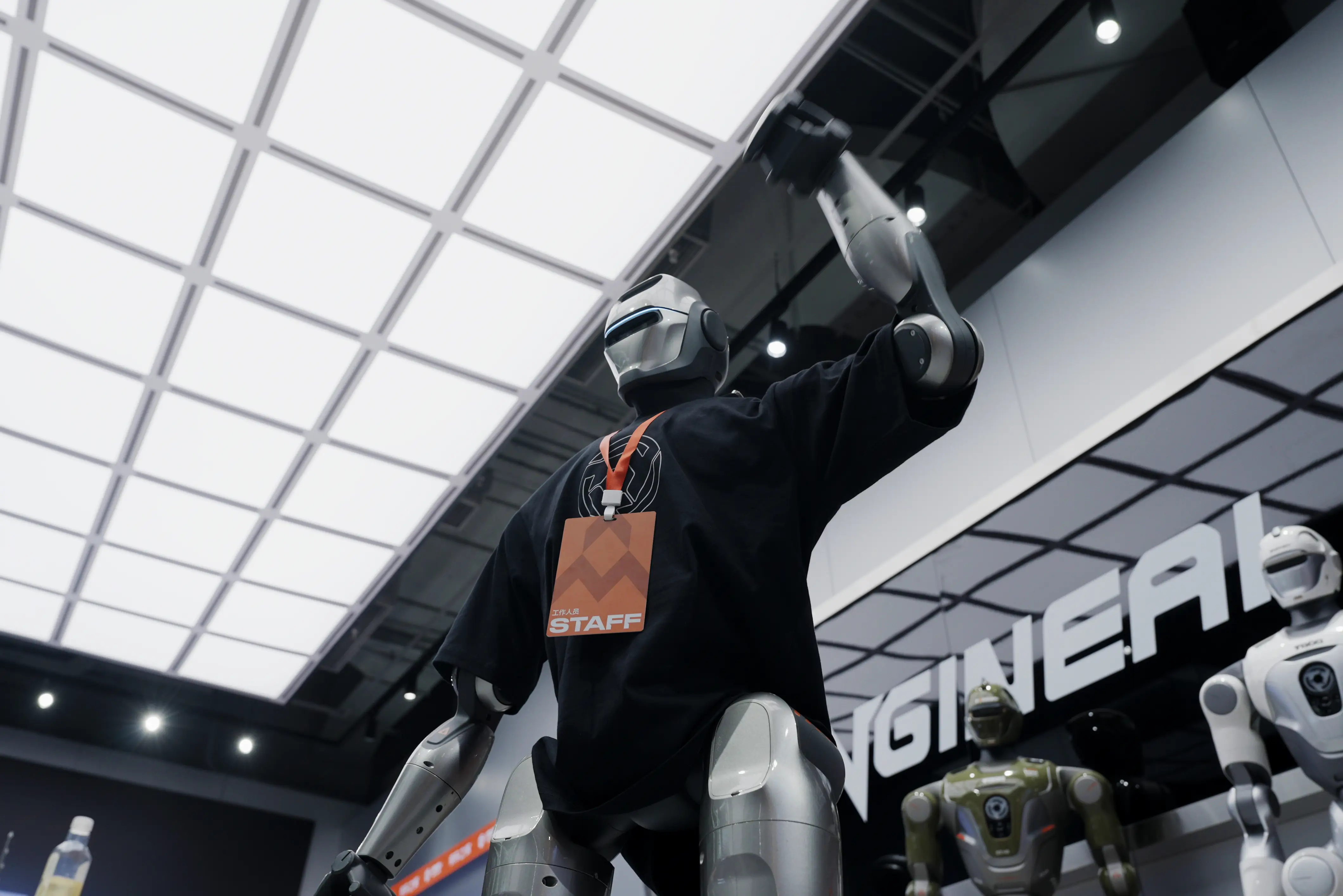 众擎机器人公布人形机器人视觉起身控制专利