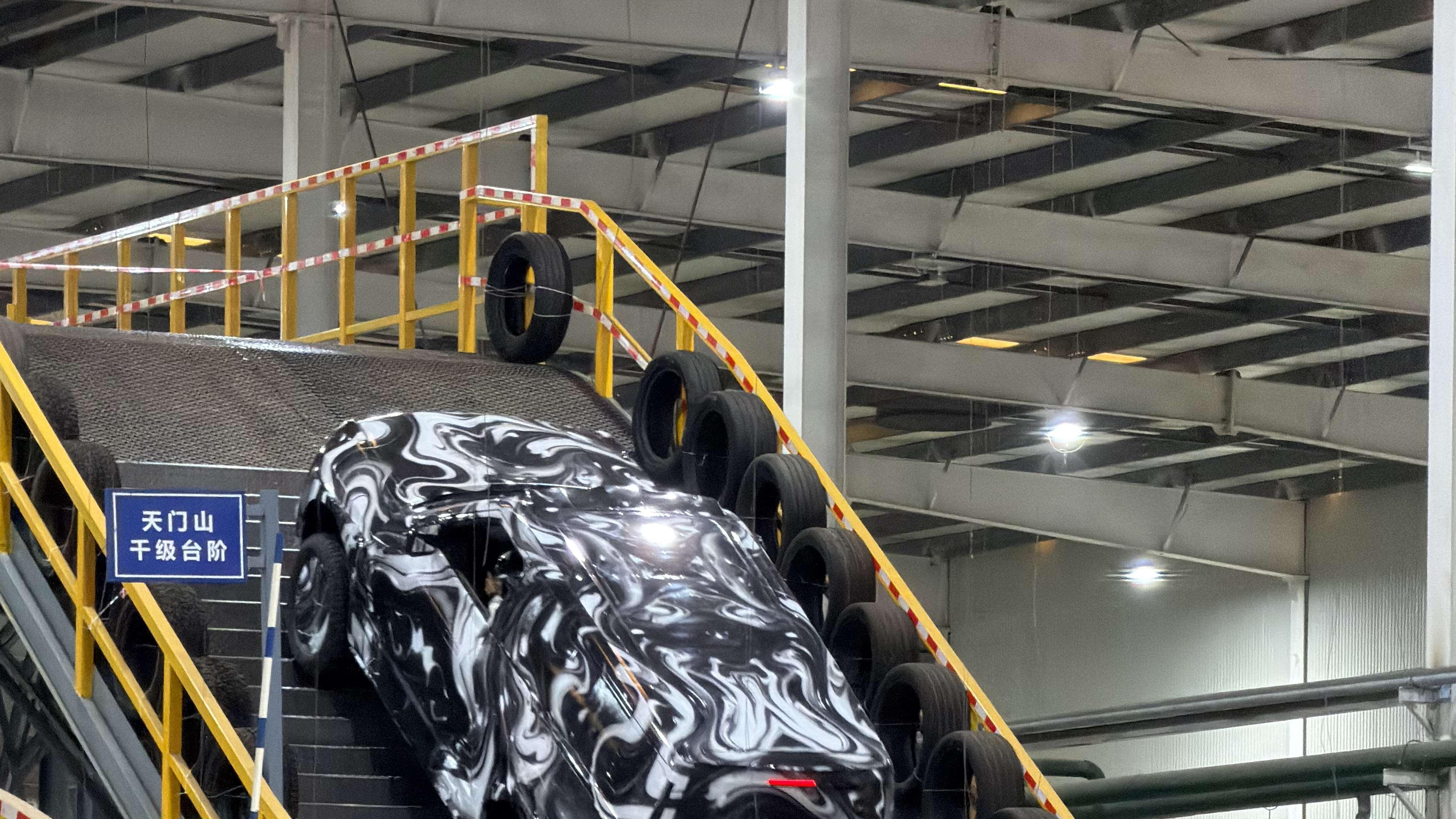 【复刻天门山天梯测试 比亚迪神秘伪装车引热议】