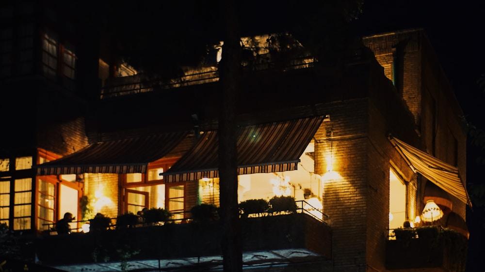 那天深夜，我看到他弓着的背，决定换种方式谈钱