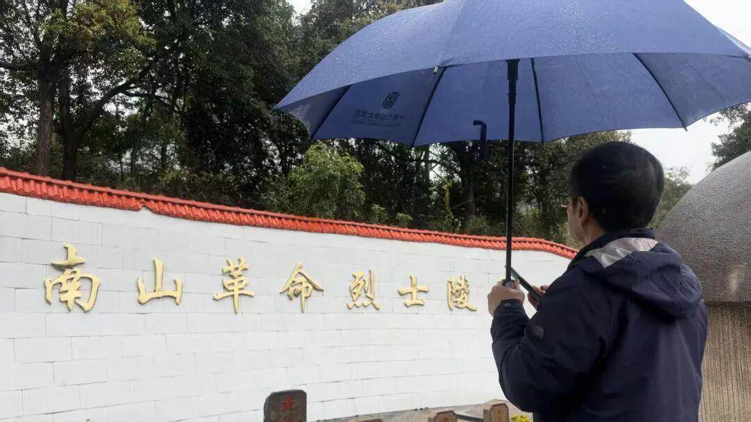 祭扫全国最大的海军烈士陵园