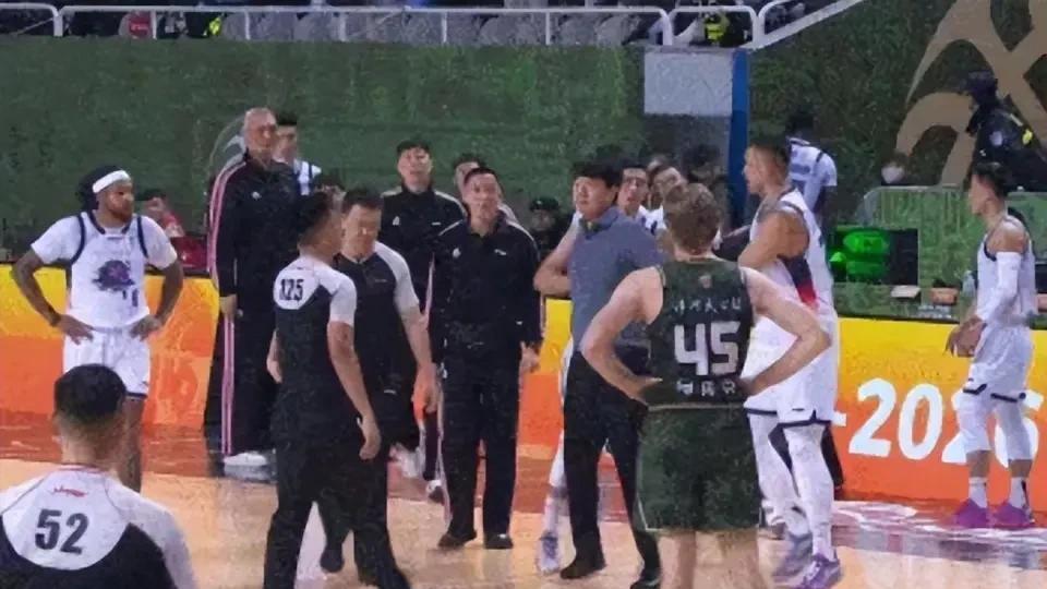 3问CBA当值裁判！克里斯这记甩手领T，让邱彪当场摔西装