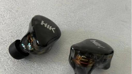 4款有线耳机，像是与歌手进行的美丽邂逅