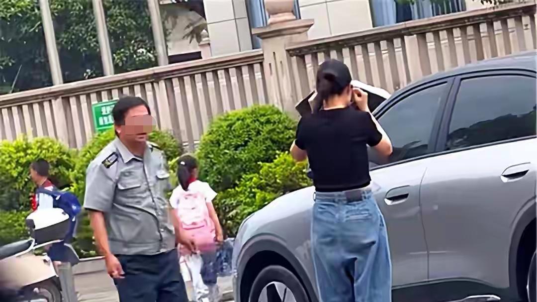 女司机踹保安遭反手耳光：高估保安的忍耐，更高估自己的性别