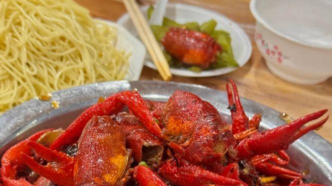 潜江油焖大虾：夏夜江汉平原上，红色江湖的味觉狂欢