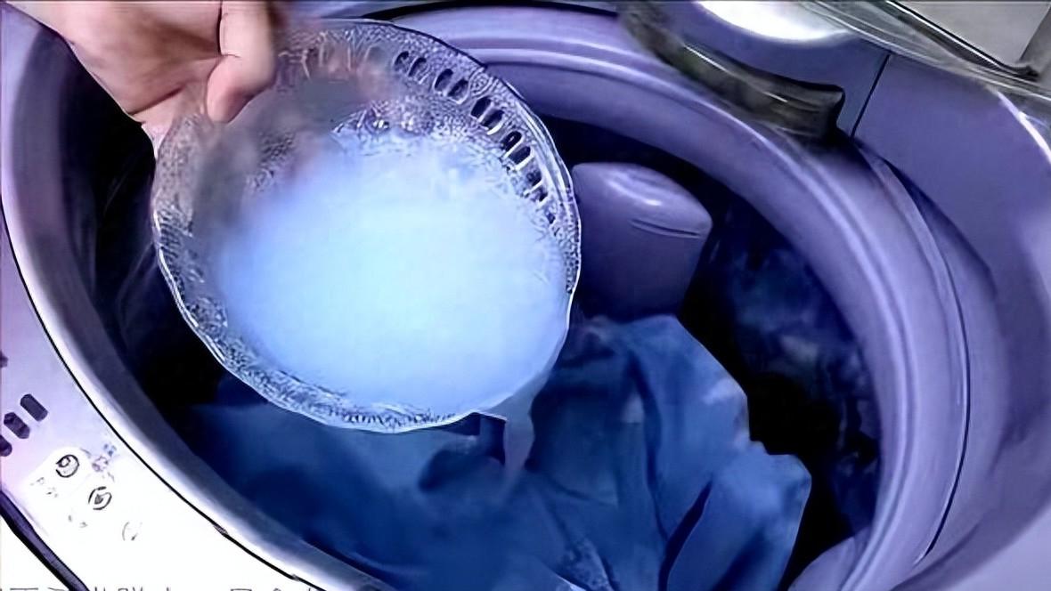 洗床单时加一碗“水”，不管床单多黄多脏，洗后立马变得干净如新