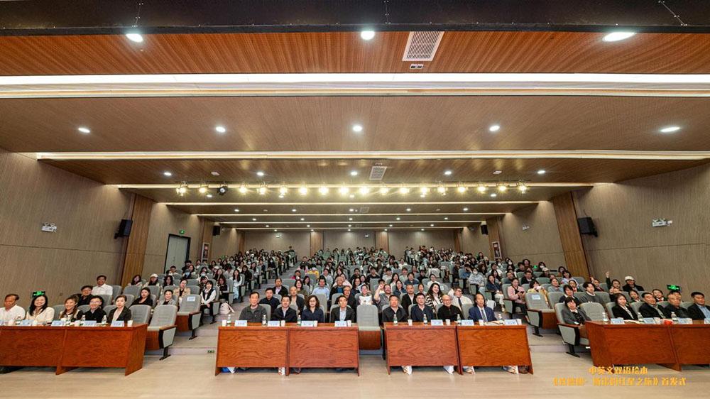 双语绘本《埃德加·斯诺的红星之旅》首发式在西京学院举行