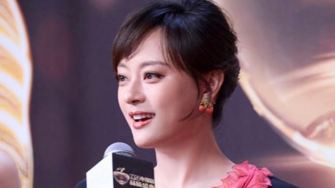 被电视剧盛典的迟蓬惊艳，满头白发却很贵气，穿衣极简却很高级