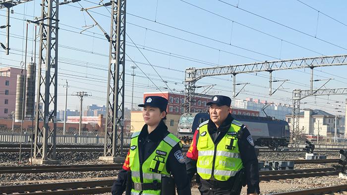 铁路民警师徒守护春运平安路