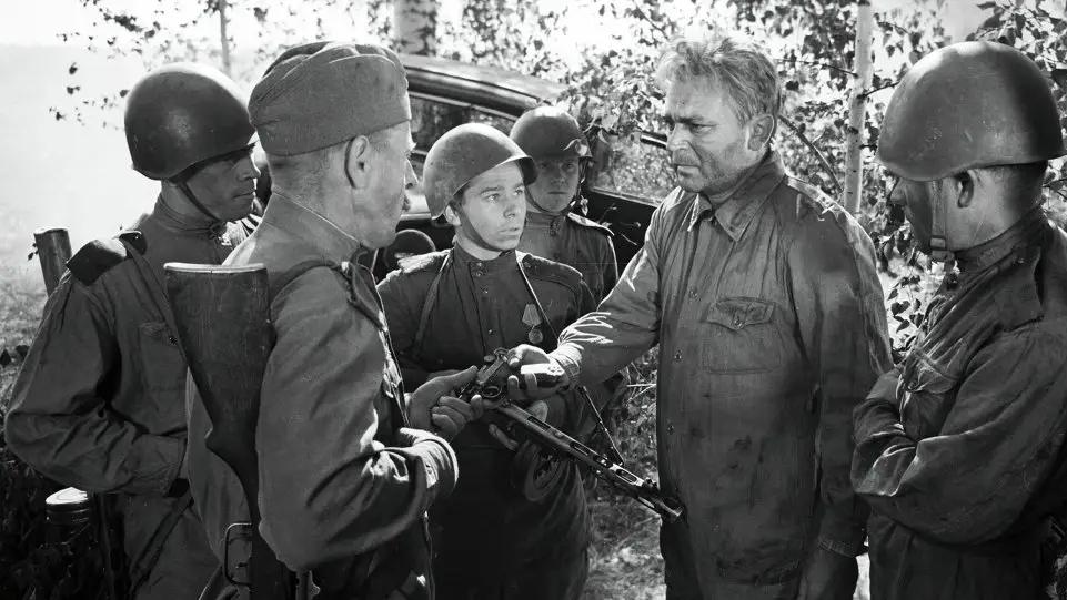 读肖洛霍夫《一个人的遭遇》：战争绞肉机中的个体生命与尊严挽歌