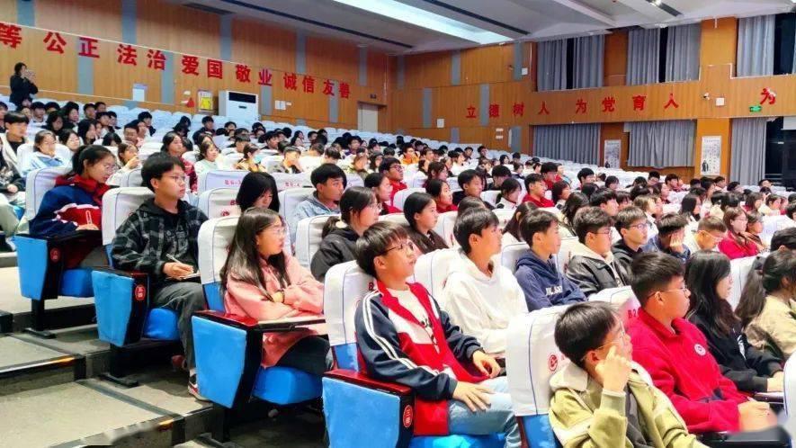 潘新凌青少年心理专家 进行高中老师心理委员培训讲座