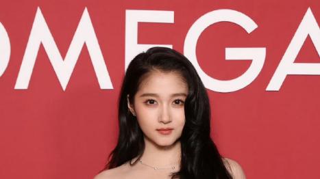 炸屏！关晓彤米兰全英文采访封神，流利对答不卡顿，外媒盛赞太长脸