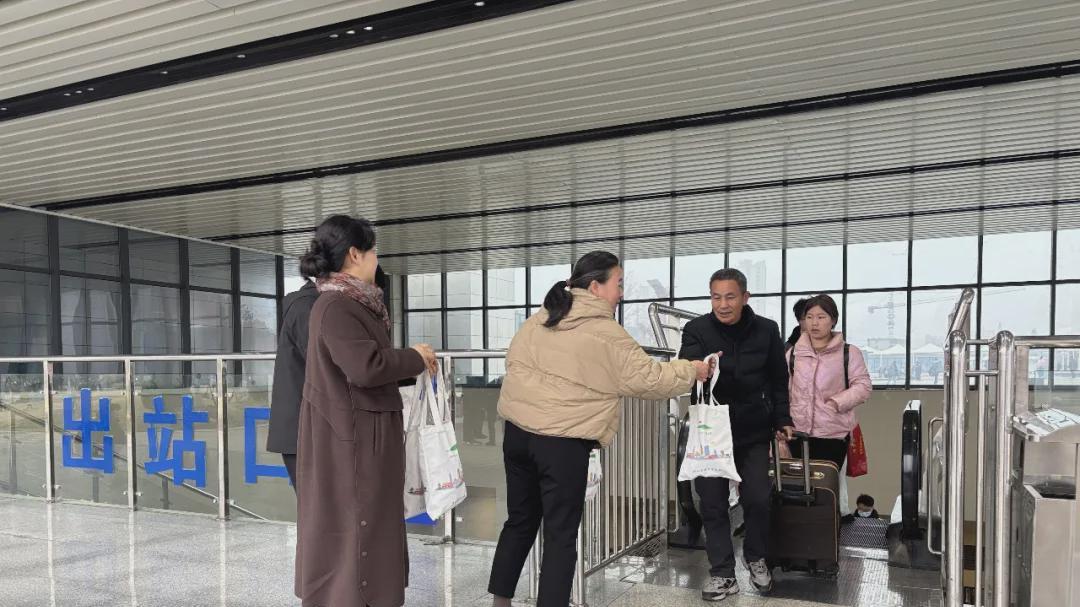 信阳市城管局开展2026年“春运暖程”志愿服务活动