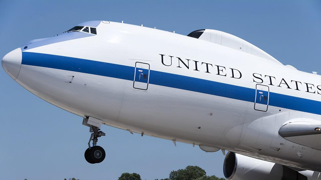特朗普访华“末日飞机”E-4B伴飞至领空后掉头驻日，释放核威慑信号，确保指挥中枢随时待命