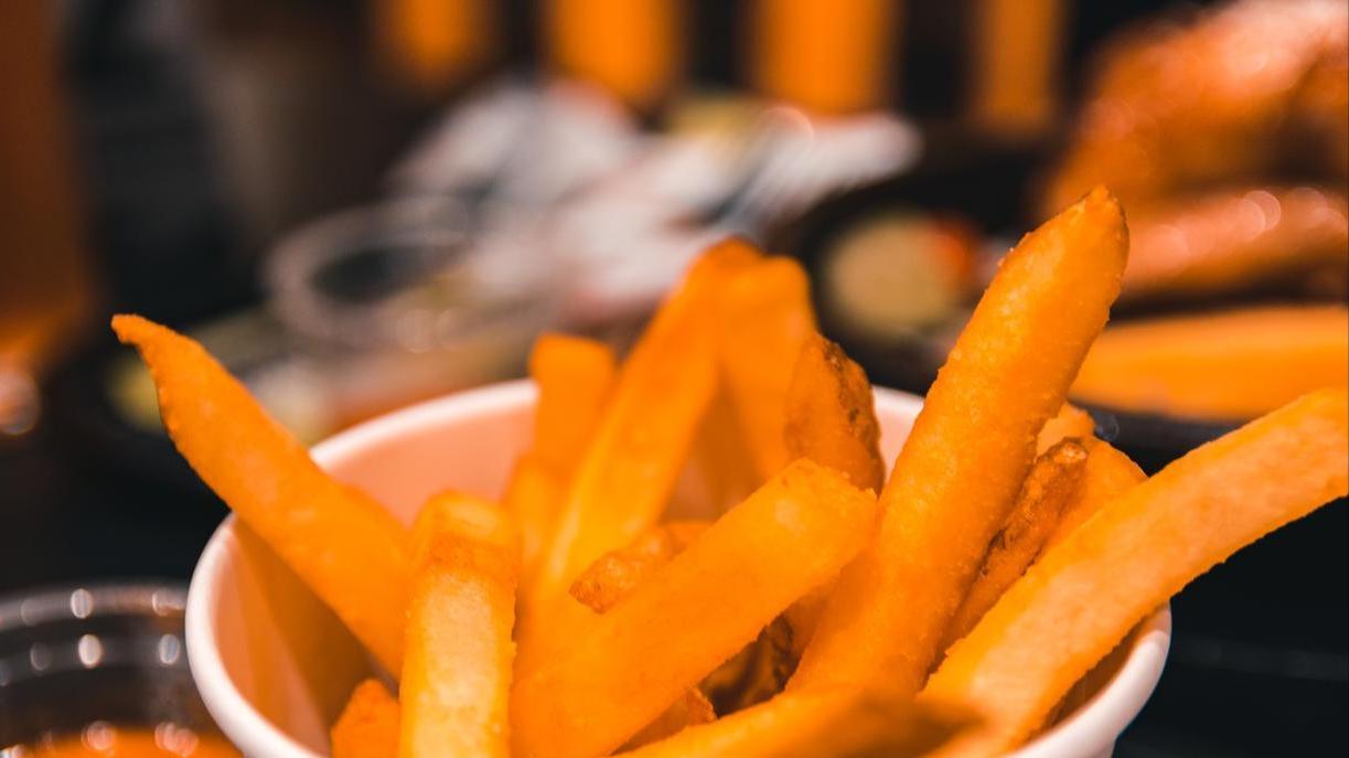 超市的“冷冻薯条”，为什么炸完格外酥脆？