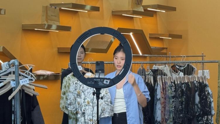 知名网红直播卖2000元衣服，被问一句直接开喷，真有钱人从来不问