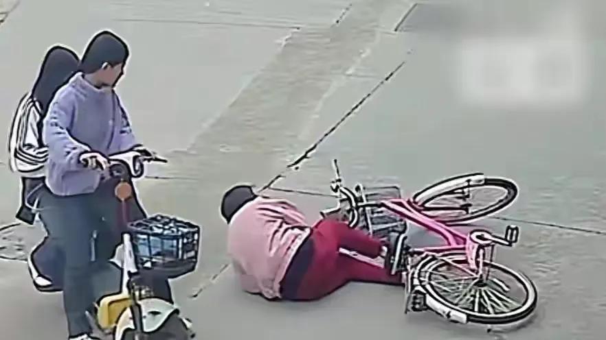 两初中生扶老人被索赔22万后续！完整视频曝光，律师发声，或将面临赔偿