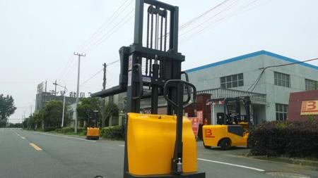 易维护半电动堆高车 2026车间基础作业优选