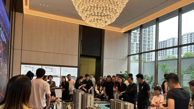 有一种痛苦叫买了“次顶层”，想象很美好，住进去却一言难尽！