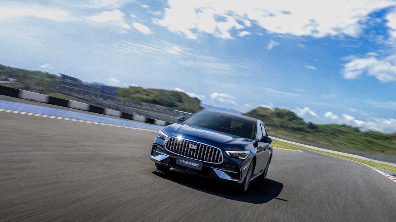 2L级四驱、5秒级加速，吉利银河星耀7预售价11.28万起