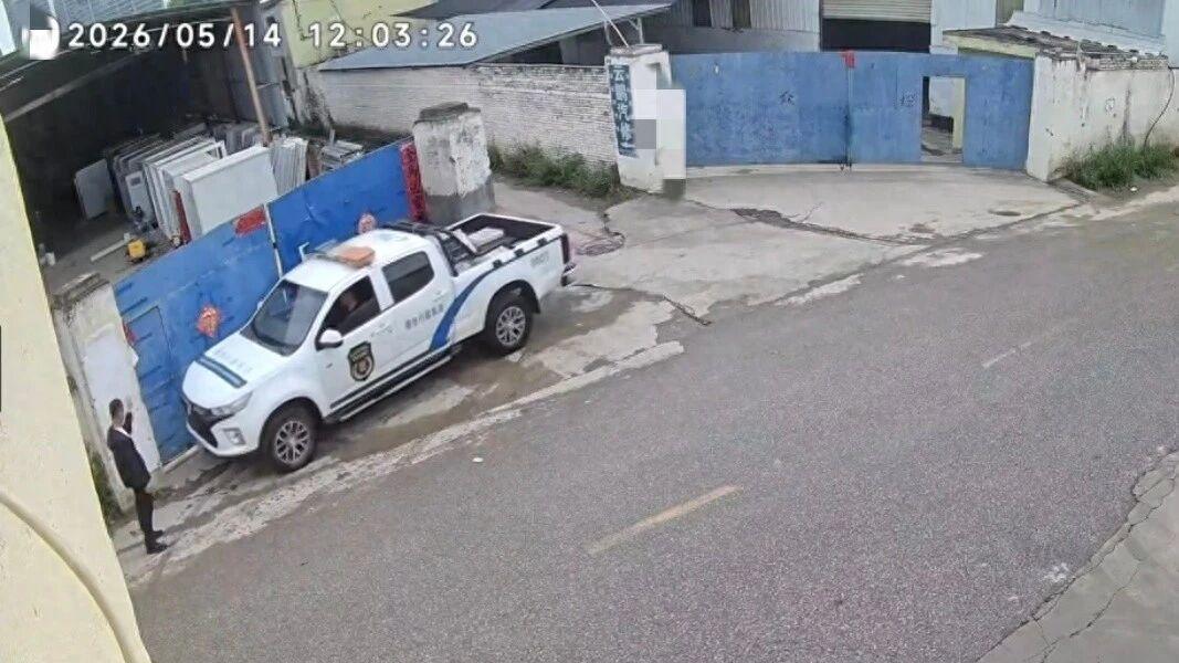 离谱，执法车直接堵死工厂大门十几天？官方火速成立调查组彻查。