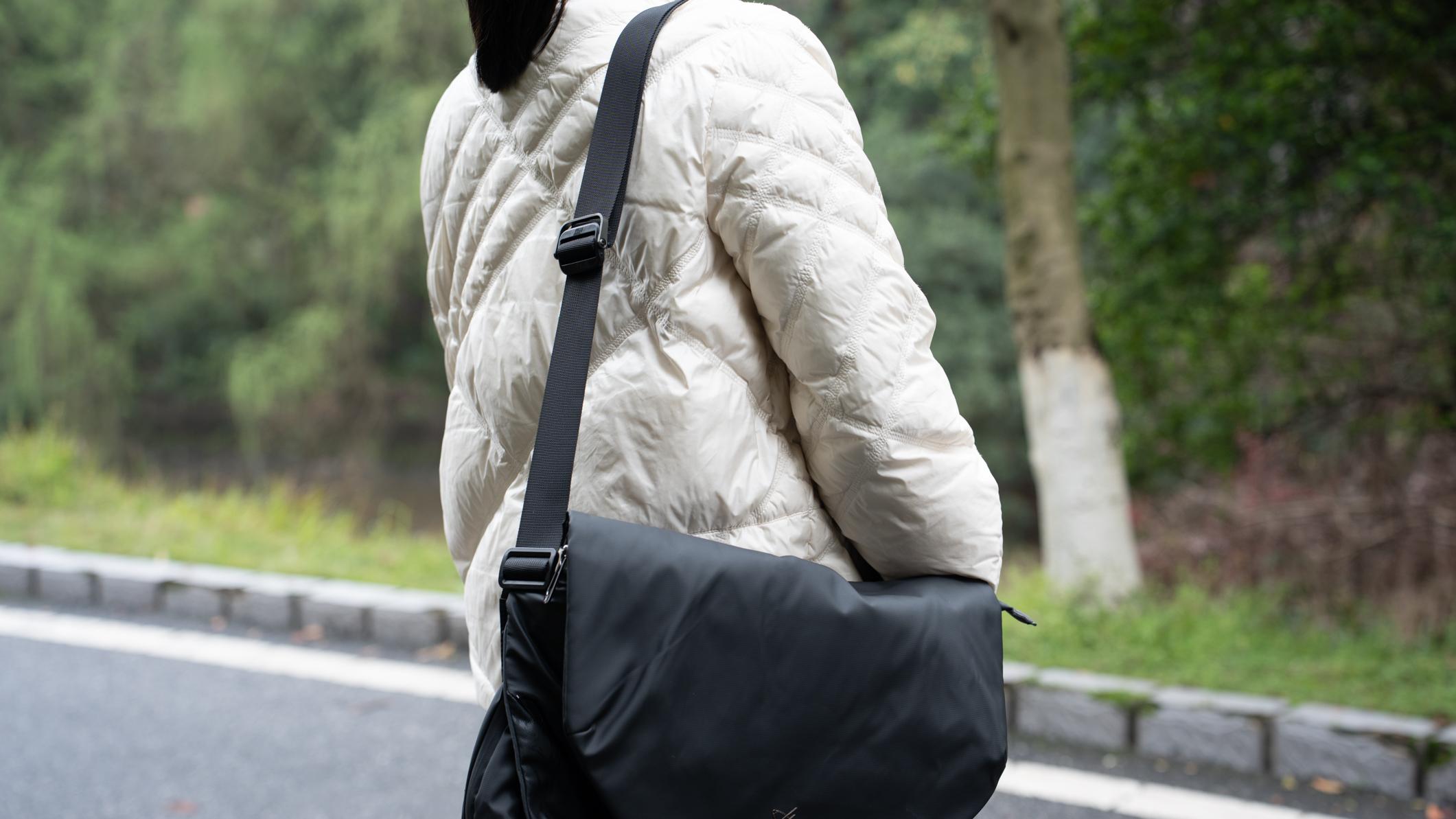 轻装城市行，光影行星阿波罗 X1 斜挎包的实用美学