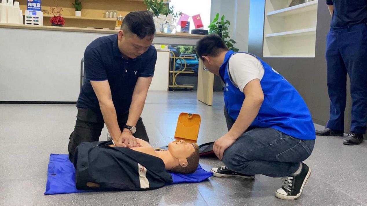 10秒抢回一条命！岚图门店上演现实版“生死时速”