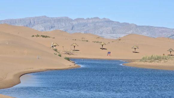 沙、海、山、城共生，这座西北小城藏着世界级奇观