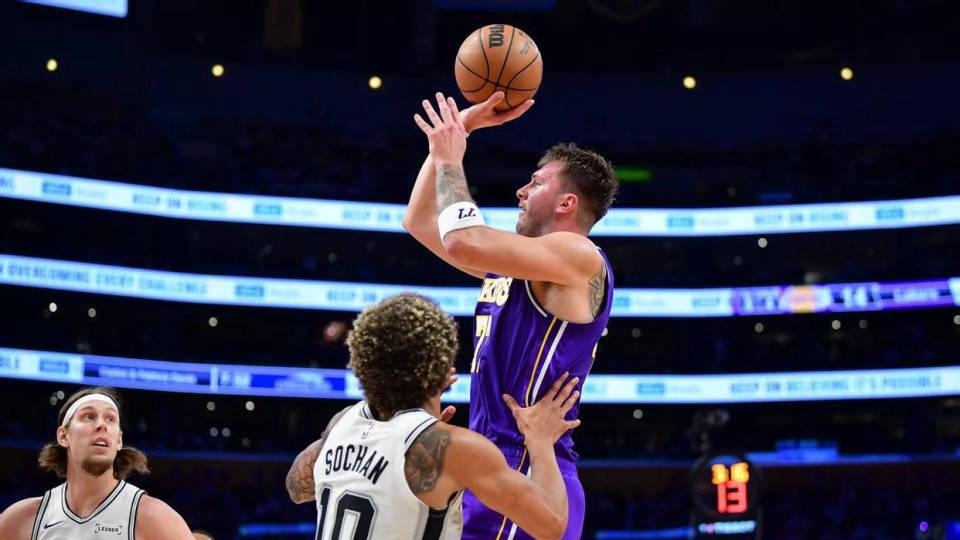 23胜12负却一打强队就崩？湖人再次惨败马刺，攻防短板已被摸透