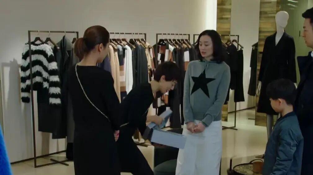 月薪3800，每天站12小时：什么时候连“坐着上班”都成了福利？