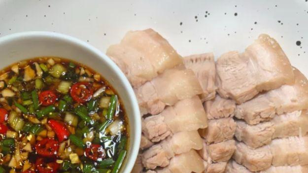 清水慢煮、薄切透光，这才是白切五花肉的灵魂