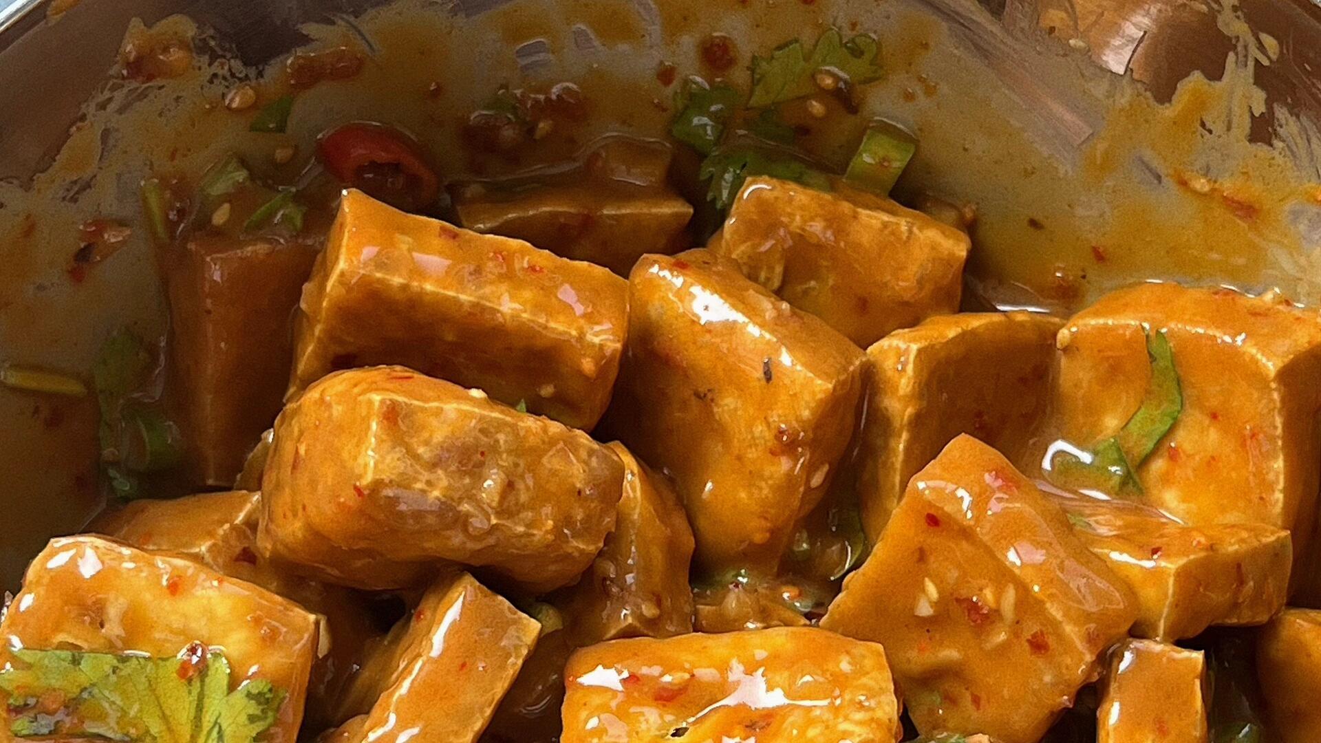 空气炸锅烤豆腐：外焦里嫩，裹满黏糊酱汁，一盘根本不够吃