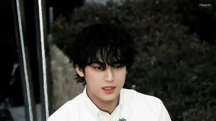 金珉奎解锁 Dior 春夏新姿！干净色调 + 复古发型，把 “松弛精致感” 穿成王子范本