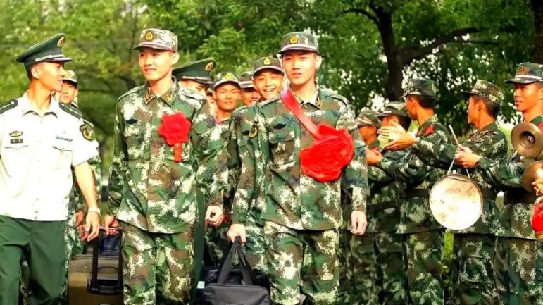 新兵入伍前，为何要先把户口注销？看完才知后果有多严重