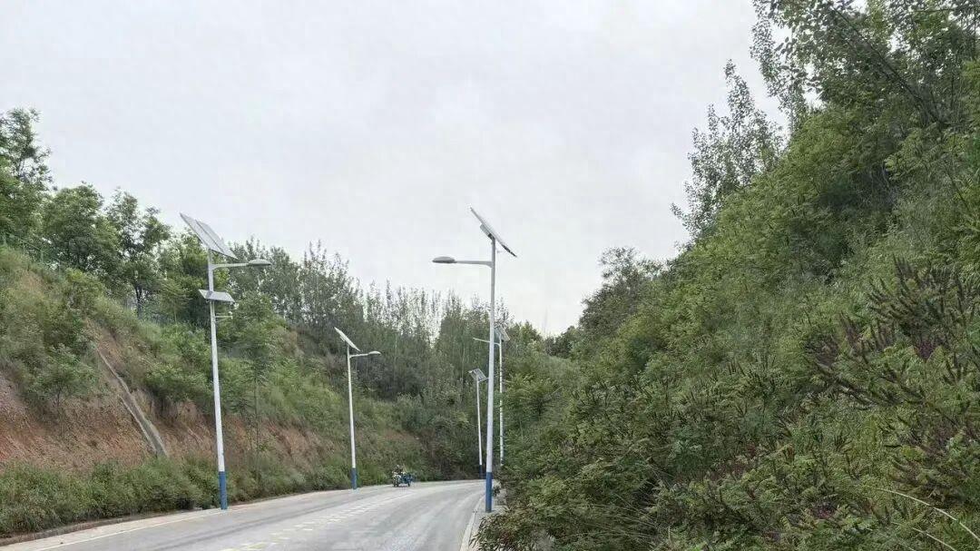 西安一路段油污，大学生骑摩托车路过摔倒！维权无果，相关部门回应→
