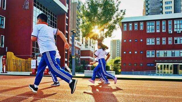 现阶段，只有取消按成绩给教师排名才能真正给学生减负！