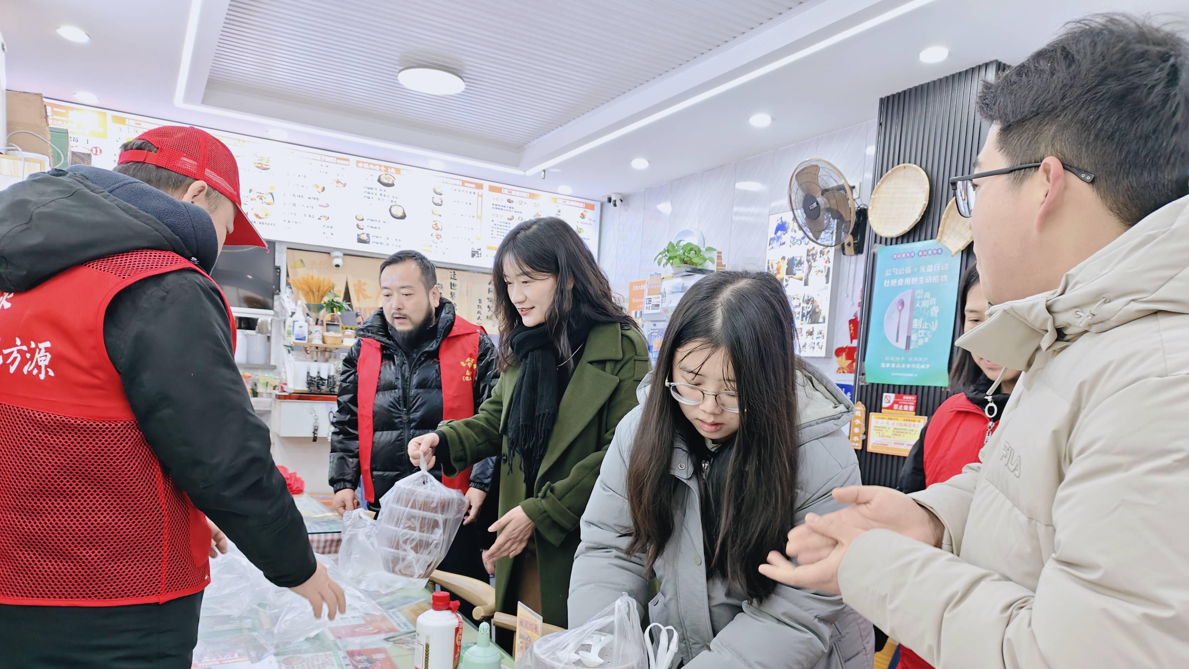 传承温暖二十载，“傻二凉皮”腊八送粥暖人心