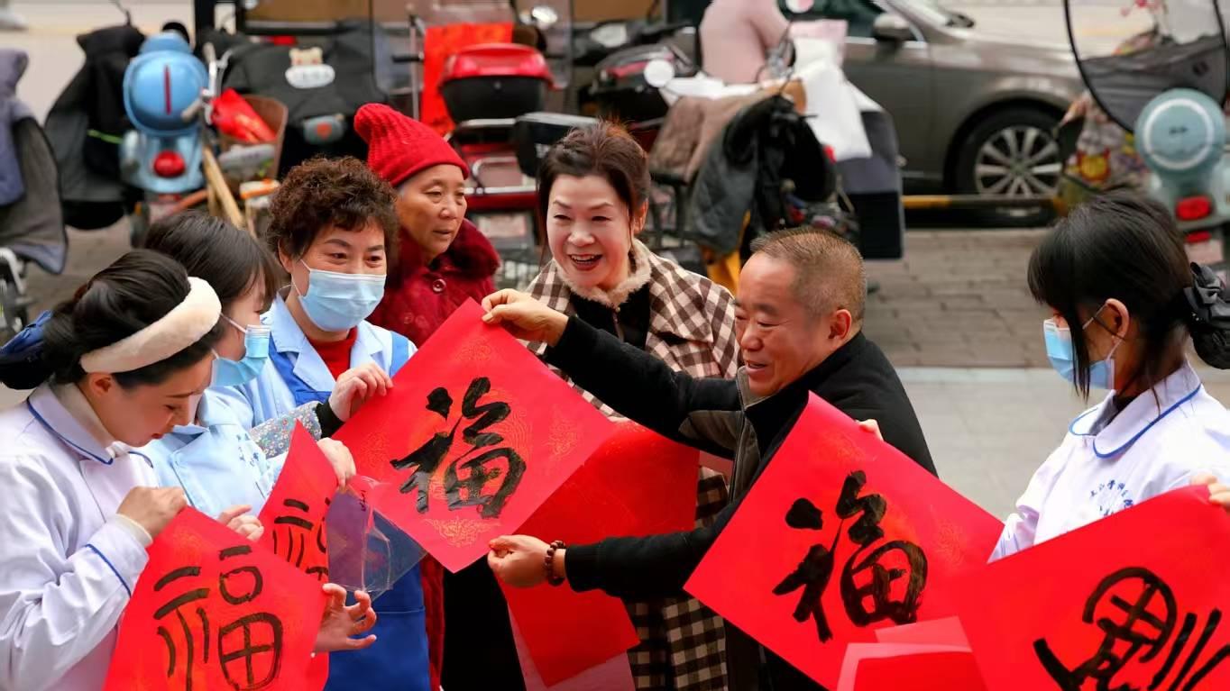 奔走在崇州乡间田野的书法“乌兰牧骑”