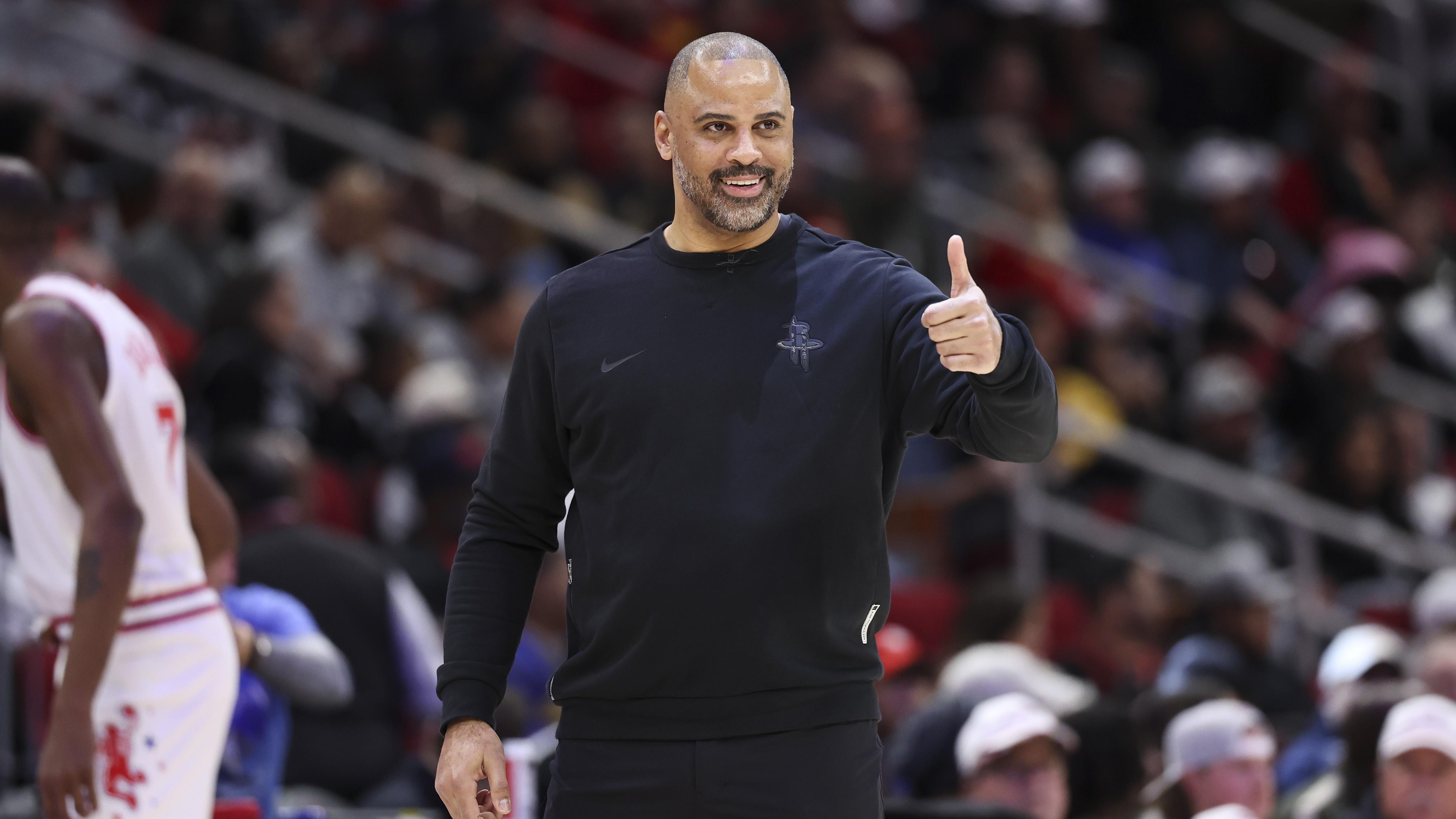 19个失误人麻了！火箭没控卫&空间拥挤 失误多看似偶然实则必然？