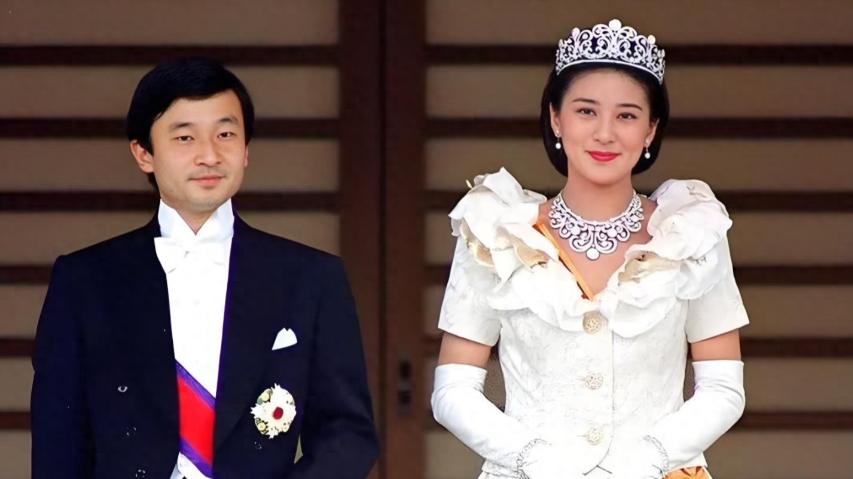 被日本雅子皇后美到啦！穿蕾丝裙出席新年讲书仪式，立领口好别致