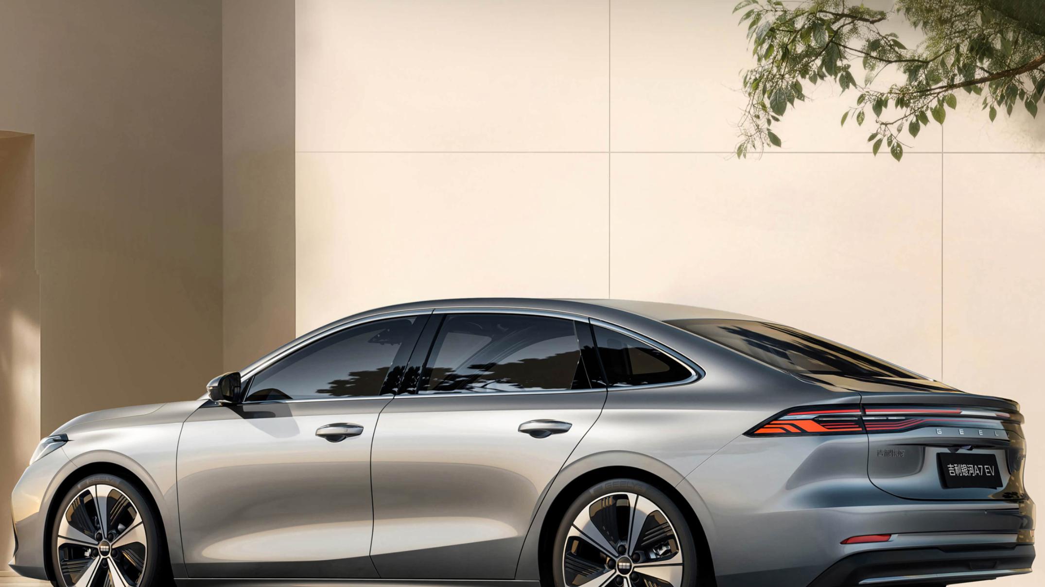 吉利的爆款家轿，车长超过4.9米，银河智能座舱，470/550km双续航