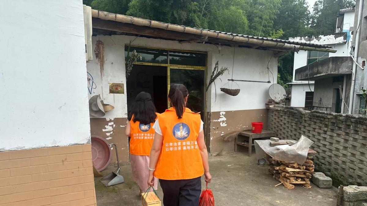 以孝治家示范基地大塅集镇社区三支队伍开展端午敬老走访慰问活动