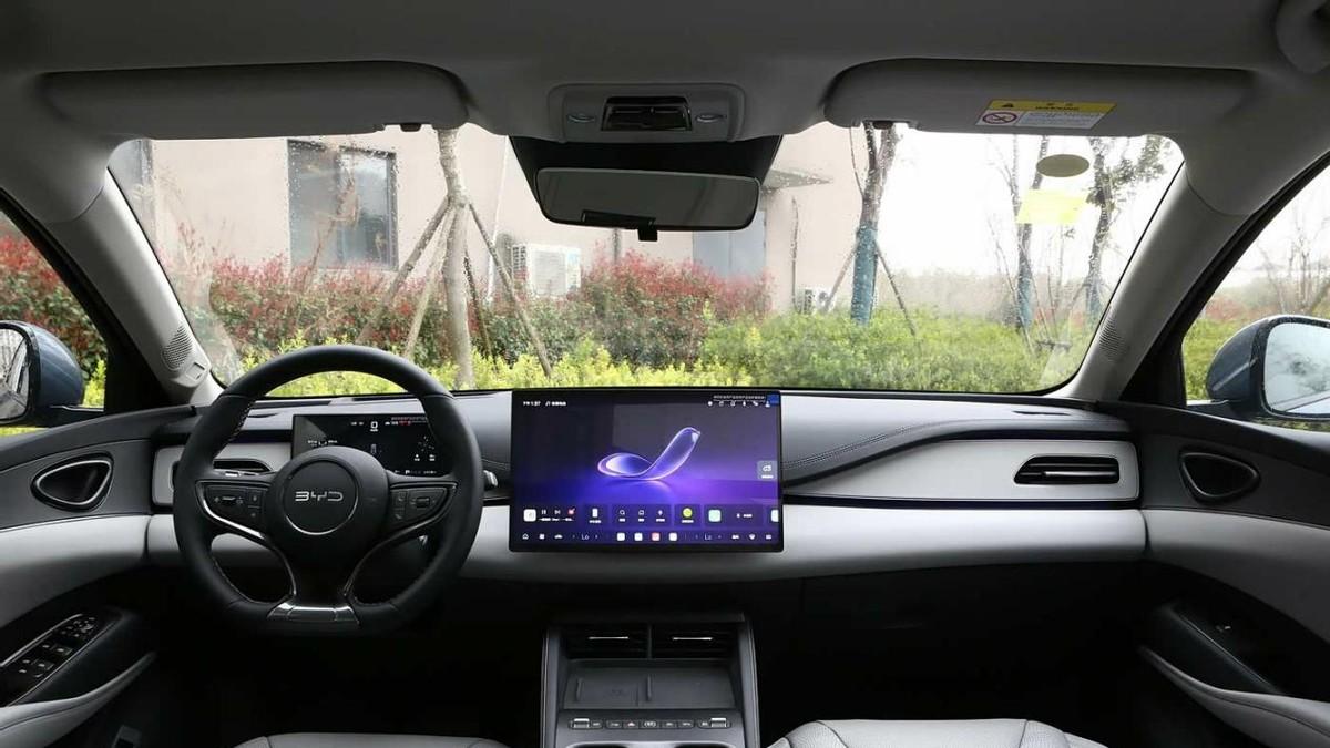 解读新款海豹06 DM-i旅行版，亏电油耗3开头，纯电续航最多300km！