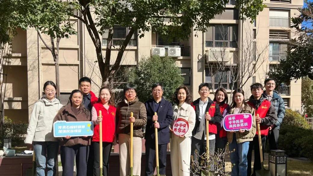 经开区总支参加信成花园社区植树节主题活动