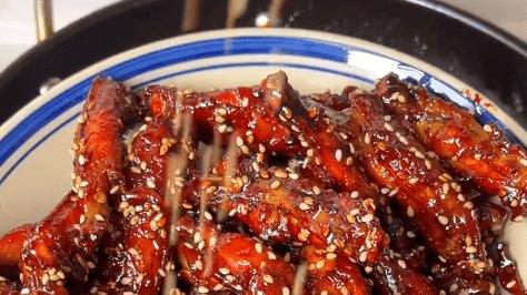 焦糖耗油鸡翅：酥脆甜蜜的极致享受！