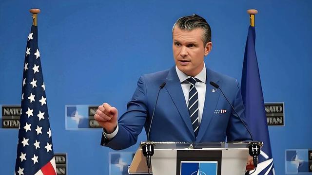 特朗普已连炸7国，美防长逼中国往后退，102架次美军机分批进南海