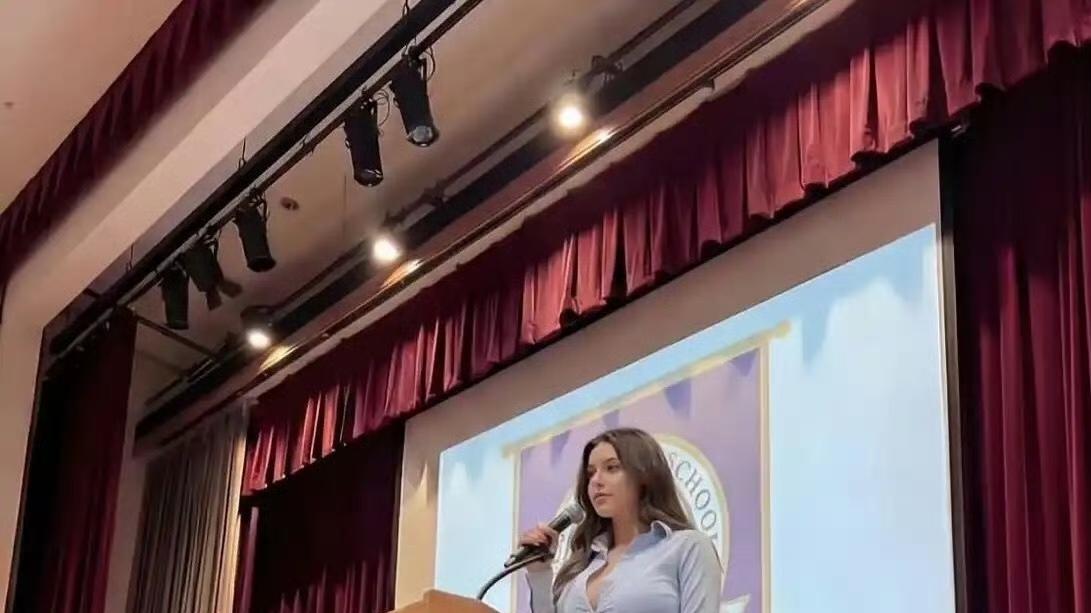 这位是白宫最新发言人，不得不说川普的品味一直在线