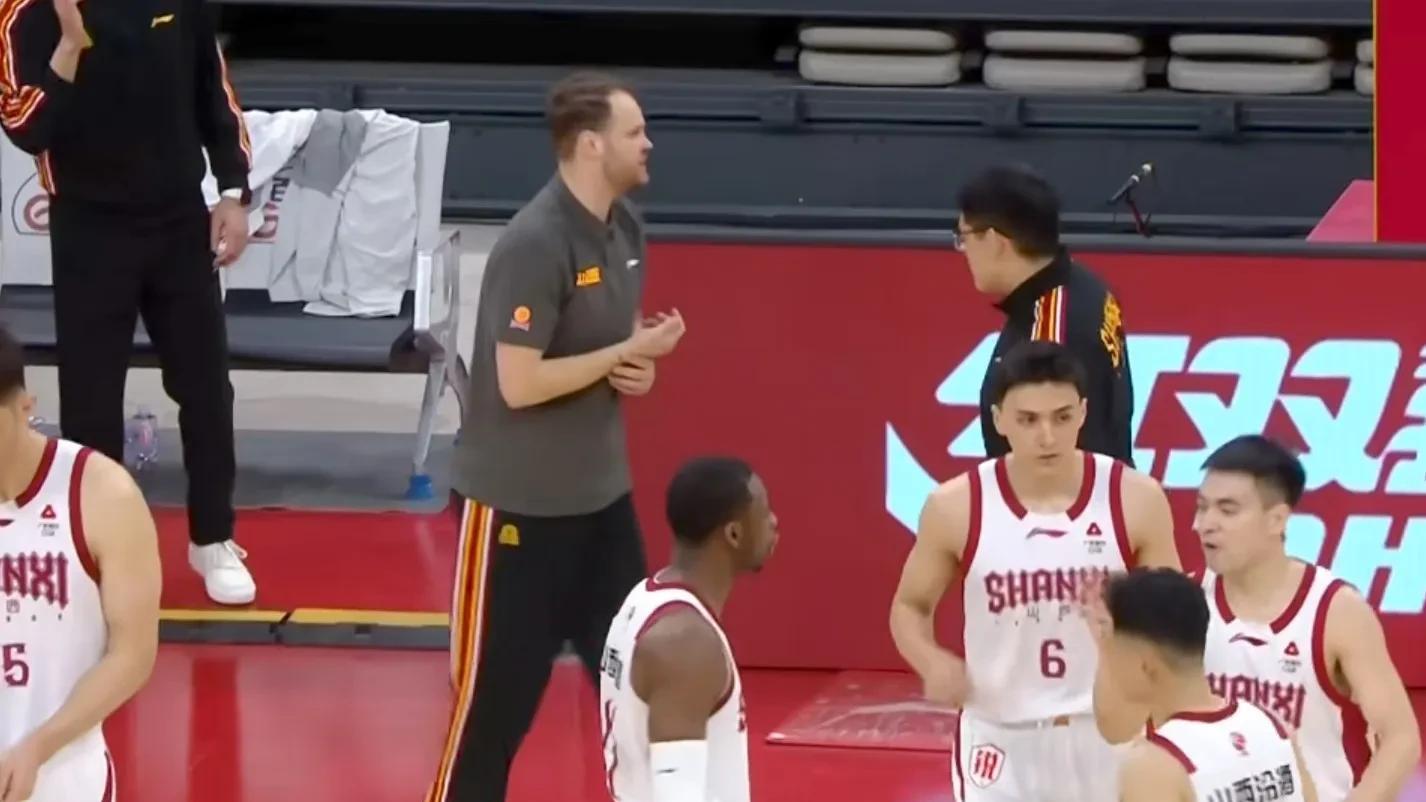 山西95-105深圳！迪亚洛空砍31分，贺希宁23分，深圳主场优势明显