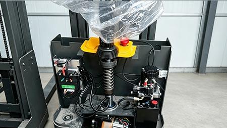 电动双托盘站驾堆垛机工况科普 整机结构与仓储适配特性说明