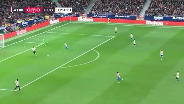 炸翻足坛😭马竞4-0血洗十人巴萨！半场轰4球创73年耻辱，头号射手隐身遭怒骂！